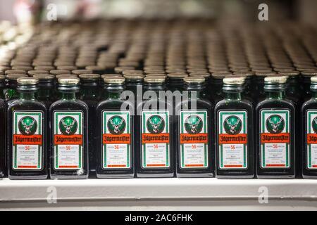 VIENNA, Austria - 6 Novembre 2019: Jagermeister etichetta su molti file di bottiglie in un negozio di Vienna. Jagermeister è un liquore tedesco fatta di alcol un Foto Stock