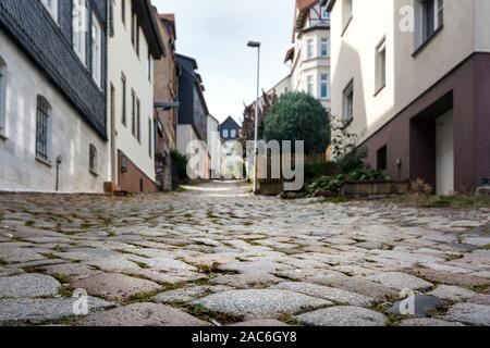 In salita ripida strade in acciottolato a Eisenach Foto Stock