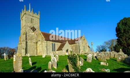 Godshill, Regno Unito - 29 Novembre 2019: la chiesa dei Santi vecchio nel pittoresco villaggio di Godshill nell'Isola di Wight, Regno Unito Foto Stock