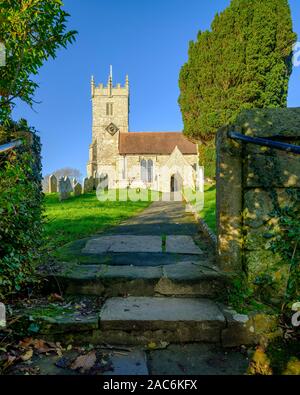 Godshill, Regno Unito - 29 Novembre 2019: la chiesa dei Santi vecchio nel pittoresco villaggio di Godshill nell'Isola di Wight, Regno Unito Foto Stock