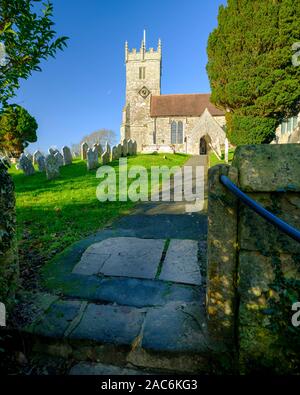 Godshill, Regno Unito - 29 Novembre 2019: la chiesa dei Santi vecchio nel pittoresco villaggio di Godshill nell'Isola di Wight, Regno Unito Foto Stock