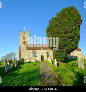 Godshill, Regno Unito - 29 Novembre 2019: la chiesa dei Santi vecchio nel pittoresco villaggio di Godshill nell'Isola di Wight, Regno Unito Foto Stock