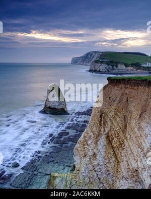 Acqua dolce, Regno Unito - 28 Novembre 2019: tramonto sulla baia di acqua dolce, Isle of Wight, Regno Unito Foto Stock