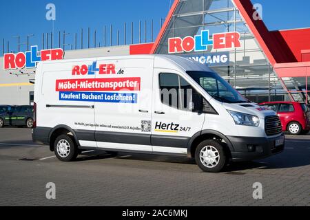 Hertz 24/7 noleggio rullo van presso lo store. Rullo è un tedesco discount arredamento basato a Gelsenkirchen. Foto Stock