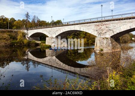Il marmo ponte sopra il fiume Lahn nel comune Marktflecken Villmar Foto Stock