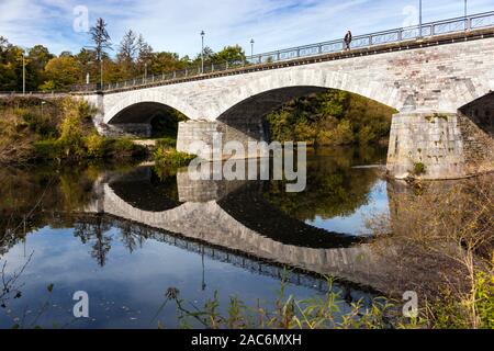 Il marmo ponte sopra il fiume Lahn nel comune Marktflecken Villmar Foto Stock