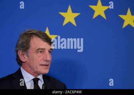 Bruxelles, Belgio. 1 dicembre, 2019. Il presidente del Parlamento europeo David Sassoli parla durante una conferenza stampa presso la Casa della Storia Europea per celebrare il decimo anniversario del Trattato di Lisbona. Credito: ALEXANDROS MICHAILIDIS/Alamy Live News Foto Stock