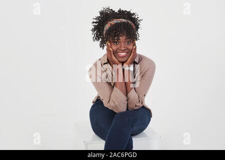 ritratto completo di una bella studentessa caucasica e insegnante  professionista di make-up artista insieme. visagista si siede sulla sedia e  guarda via, stude Foto stock - Alamy