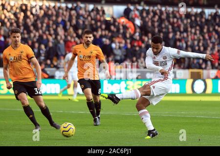 Wolverhampton, Regno Unito. 01 Dic, 2019. Lys Mousset di Sheffield Regno (R) spara i punteggi e la sua squadra il primo obiettivo. Premier league, Wolverhampton Wanderers v Sheffield Utd a Molineux Stadium di Wolverhampton domenica 1 dicembre 2019. Questa immagine può essere utilizzata solo per scopi editoriali. Solo uso editoriale, è richiesta una licenza per uso commerciale. Nessun uso in scommesse, giochi o un singolo giocatore/club/league pubblicazioni. pic da Steffan Bowen/Andrew Orchard fotografia sportiva/Alamy Live news Credito: Andrew Orchard fotografia sportiva/Alamy Live News Foto Stock