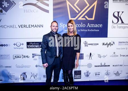 Balian Buschbaum mit Partnerin bei der Gala Benefico - SK - WelcomeHome in der Reithalle in München am 30.11.2019 Foto Stock