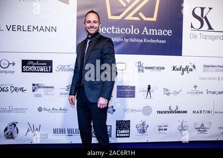 Balian Buschbaum mit Partnerin bei der Gala Benefico - SK - WelcomeHome in der Reithalle in München am 30.11.2019 Foto Stock