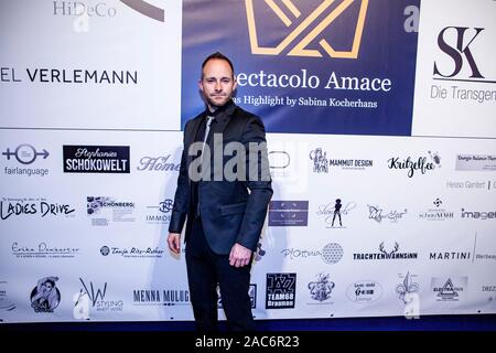 Balian Buschbaum mit Partnerin bei der Gala Benefico - SK - WelcomeHome in der Reithalle in München am 30.11.2019 Foto Stock