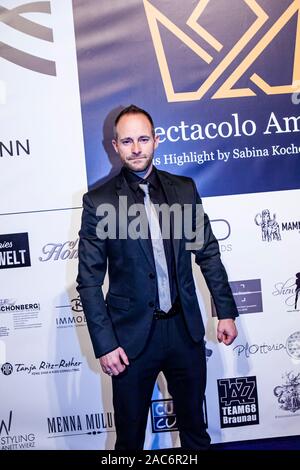 Balian Buschbaum mit Partnerin bei der Gala Benefico - SK - WelcomeHome in der Reithalle in München am 30.11.2019 Foto Stock