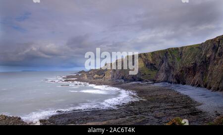 Hartland, Regno Unito - 13 Novembre 2019: Guardando a nord lungo le scogliere verso le scogliere Blagdon Da Hartland Quay, Devon, Regno Unito Foto Stock