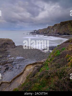 Hartland, Regno Unito - 13 Novembre 2019: Guardando a nord lungo le scogliere verso le scogliere Blagdon Da Hartland Quay, Devon, Regno Unito Foto Stock