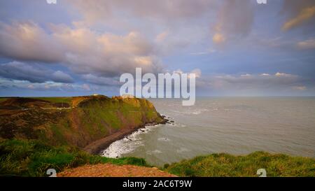 Hartland, Regno Unito - 13 Novembre 2019: Golden ora la luce del mattino al di sopra della Baia di orzo verso Hartland Point, Devon, Regno Unito Foto Stock