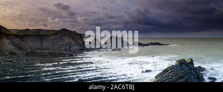 Hartland Quay, Regno Unito - 13 Novembre 2019: Guardando verso sud lungo la costa da Hartland Quay, Devon, Regno Unito Foto Stock