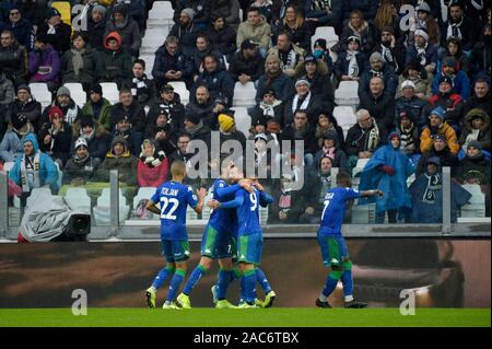 Lo Stadio Allianz, Torino, Italia. 1 dicembre, 2019. Serie a calcio, juventus rispetto a Sassuolo; Jeremie Boga di Sassuolo festeggia con i compagni di squadra dopo aver equalizzato per 1-1 nel ventunesimo minuto - Editoriale usare carte di credito: Azione Plus sport/Alamy Live News Foto Stock