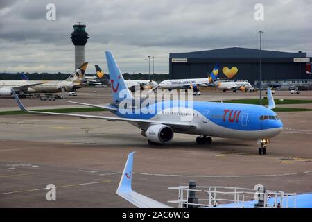 Tui Airlines Boeing 767 utilizzato nel rimpatrio di Thomas Cook passeggeri a seguito di collasso della Thomas Cook, Manchester Airport Foto Stock