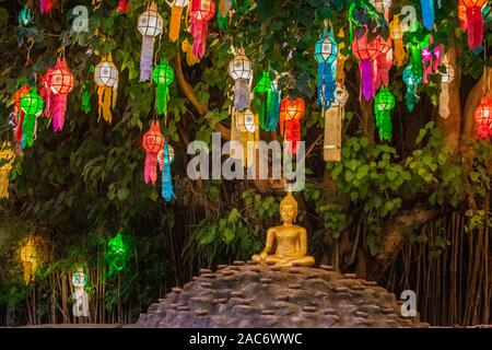 Loi krathong lantern festival che si tiene ogni anno a novembre di ogni anno. Mostra di rispetto e di culto. Festival di Chaing Mai Thailandia. Foto Stock