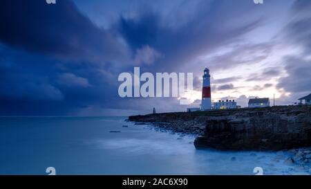 Portland Bill, Regno Unito - 4 Novembre 2019: Portland Bill casa di luce al tramonto di un giorno di tempesta Foto Stock