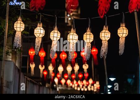 Loy Krathong festival di Chiangmai. Floating i palloni ad aria calda fatta di carta. Festival che si tiene ogni anno a novembre. Foto Stock