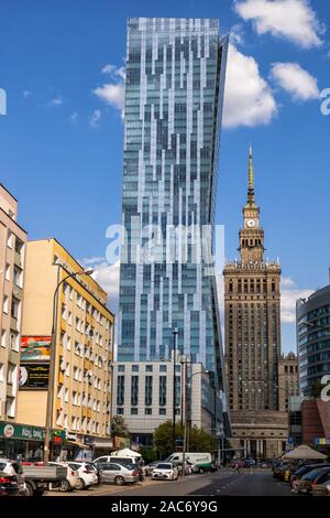 Zlota 44 grattacielo e lussuosa torre residenziale e il Palazzo della Cultura e della scienza nella città di Varsavia in Polonia Foto Stock