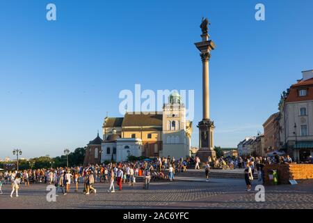 Città di Varsavia in Polonia, gruppo di persone sulla piazza del Castello (Polacco: Plac Zamkowy) con re Sigismondo la colonna e la chiesa di Sant'Anna Foto Stock