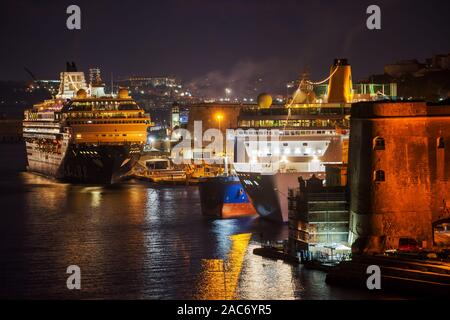 Le navi di crociera nel Porto Grande di Malta di notte ormeggiati a La Valletta city quay, porta nel Mare Mediterraneo Foto Stock