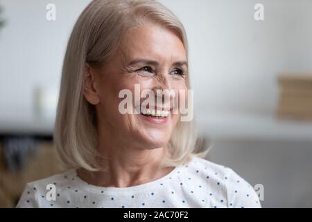 Close up ritratto allegro bella donna di mezza età Foto Stock