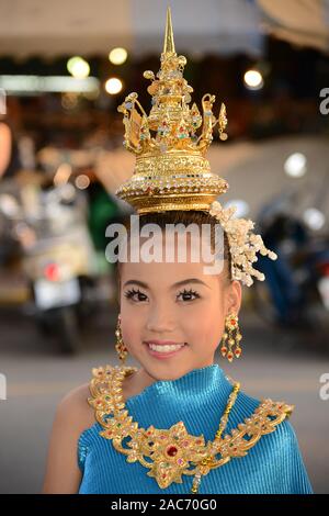 Junges Thaimaedchen in Folklore-Tracht Foto Stock