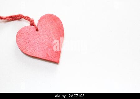 La foto mostra un cuore rosso su sfondo bianco Foto Stock