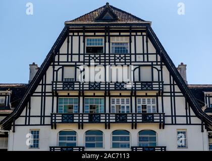 Petropolis, Brasile - 10 Settembre 2019: Dettaglio dello storico hotel Quitandinha in Petropolis, Rio de Janeiro, Brasile, in una giornata di sole con nessun cloudes Foto Stock