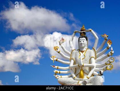 Kuan-Yin auch Guanyin, mehrarmige chinesische Goettin (Madonna) auf Koh Samui, Thailandia Foto Stock