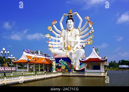 Kuan-Yin auch Guanyin, mehrarmige chinesische Goettin (Madonna) auf Koh Samui, Thailandia Foto Stock