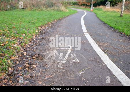 Dicembre 2019 - poco utilizzato il sentiero e condiviso il percorso ciclabile nel Somerset village di Cheddar. Foto Stock