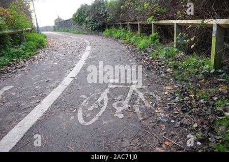 Dicembre 2019 - poco utilizzato il sentiero e condiviso il percorso ciclabile nel Somerset village di Cheddar. Foto Stock