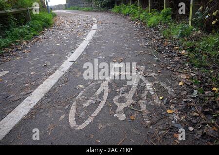 Dicembre 2019 - poco utilizzato il sentiero e condiviso il percorso ciclabile nel Somerset village di Cheddar. Foto Stock