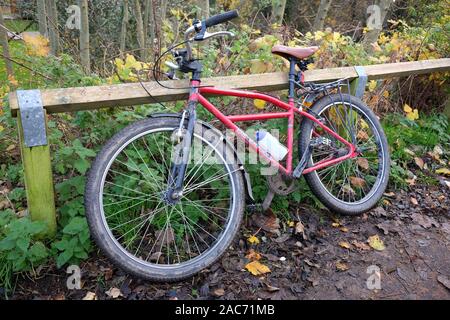 Dicembre 2019 - Kona classic Humu bike su un piccolo sentiero utilizzato e condiviso il percorso ciclabile nel Somerset village di Cheddar. Foto Stock