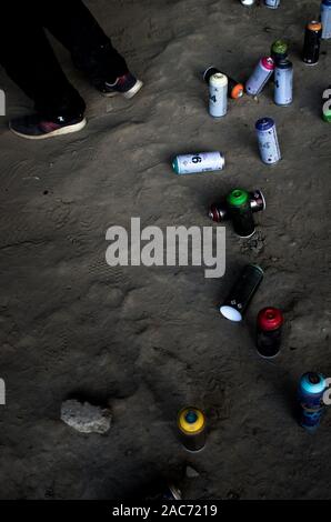 Pittore di graffiti sotto il ponte Siekierkowski, Varsavia, Polonia Foto Stock