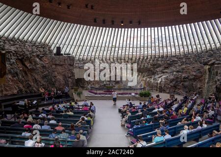 Chiesa Temppeliaukio a Helsinki. Integrate direttamente nella roccia solida, la chiesa luterana è anche noto come la roccia Foto Stock