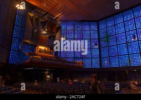 Berlino, Germania - 18 Maggio 2019: la Kaiser Wilhelm Memorial Church, una moderna chiesa protestante nel centro di Berlino Foto Stock