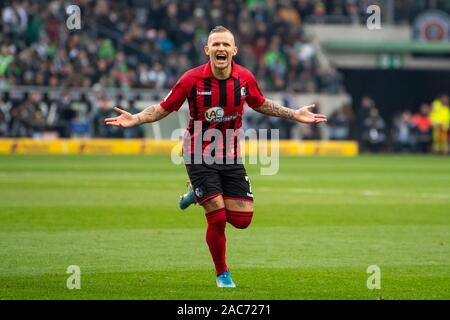 01 dicembre 2019, Renania settentrionale-Vestfalia, Mönchengladbach: Calcio - Bundesliga, XIII GIORNATA Borussia Mönchengladbach - SC Freiburg nello stadio di Borussia-Park. Freiburg's Jonathan Schmid cheers dopo il suo obiettivo a 1:1. Foto: David Inderlied/dpa - NOTA IMPORTANTE: In conformità con i requisiti del DFL Deutsche Fußball Liga o la DFB Deutscher Fußball-Bund, è vietato utilizzare o hanno utilizzato fotografie scattate allo stadio e/o la partita in forma di sequenza di immagini e/o video-come sequenze di foto. Foto Stock