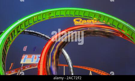 Monaco Looping, Barth Olympia Looping giro montagne russe e carrozze a fiera di divertimento, esposizione notturna, Winter Wonderland Hyde Park, Londra Foto Stock