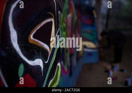 Pittore di graffiti sotto il ponte Siekierkowski, Varsavia, Polonia Foto Stock