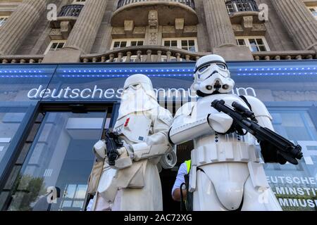 Storm Trooper film Star Wars caratteri pongono al di fuori Deutusches Film Museum di Francoforte sul Meno, Germania Foto Stock