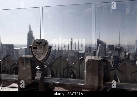 Parte superiore della roccia lookout al Rockefeller Center di New York, con il binocolo focalizzata a Empire State building a Manhattan Foto Stock