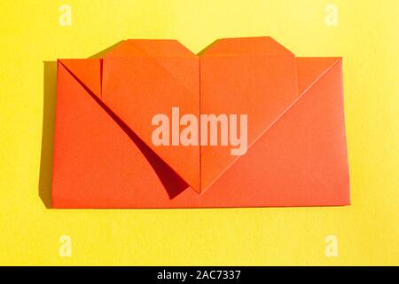 Fatte a mano lettera d'amore. Origami di carta colorata. Stock photo. Fatto  con amore Foto stock - Alamy