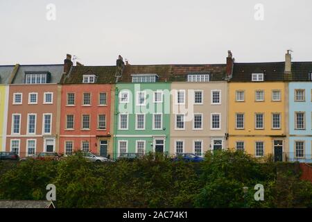 Coloratissima fila di case a Bristol, Inghilterra, Regno Unito Foto Stock