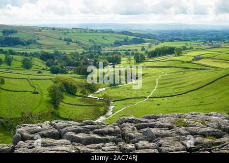 Vista dalla pavimentazione di pietra calcarea in cima Malham Cove, North Yorkshire, Inghilterra, Regno Unito Foto Stock